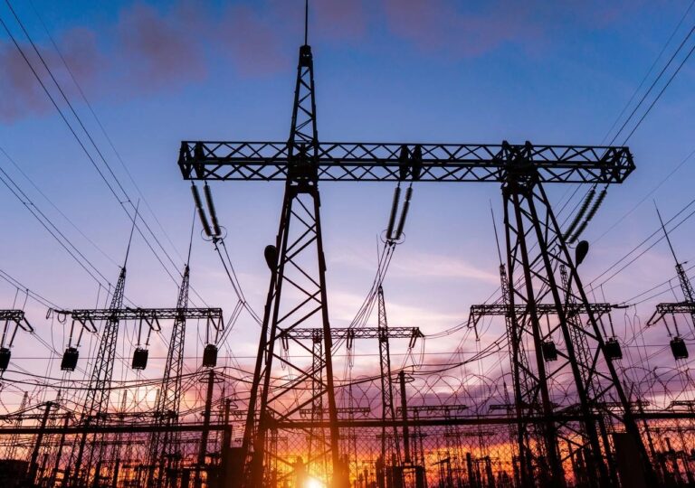 Torres de transmisión del sistema eléctrico venezolano al atardecer