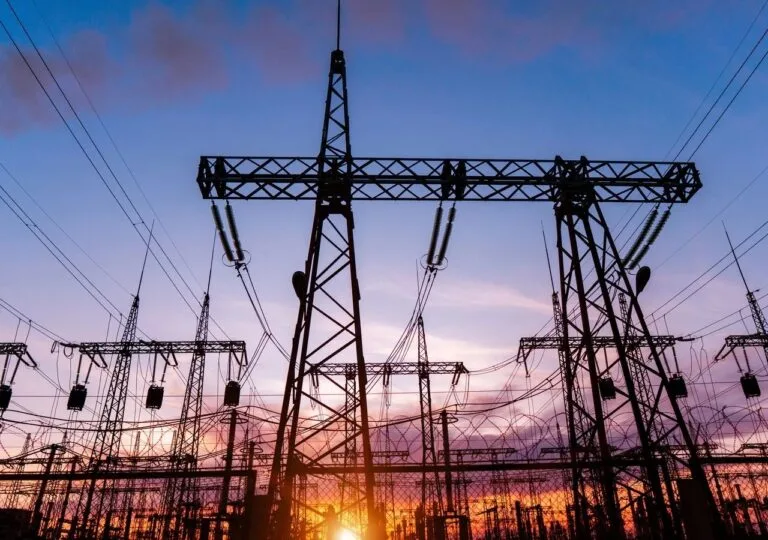 Torres de transmisión del sistema eléctrico venezolano al atardecer