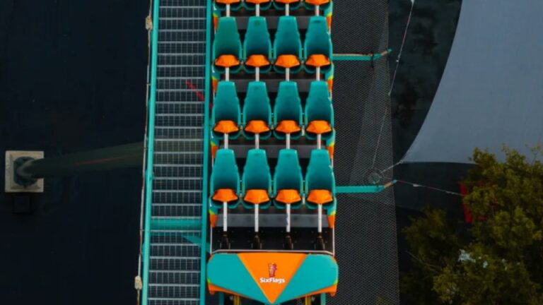 Tren vacío de la montaña rusa Goliath en Six Flags Over Georgia, con las barras de sujeción a la altura de la cintura a las que se sumarán cinturones de seguridad