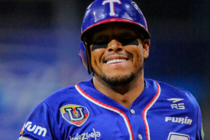 Tiburones venció al Magallanes: Yangervis Solarte sonríe con el uniforme de Tiburones de La Guaira en la LVBP