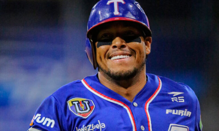 Tiburones venció al Magallanes: Yangervis Solarte sonríe con el uniforme de Tiburones de La Guaira en la LVBP