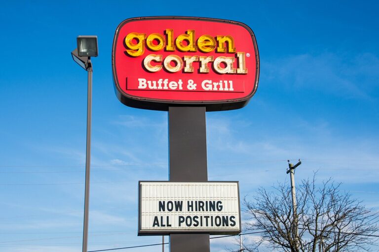 Letrero de «Now Hiring» en un restaurante de Estados Unidos: las solicitudes de desempleo en Estados Unidos caen a 194.000