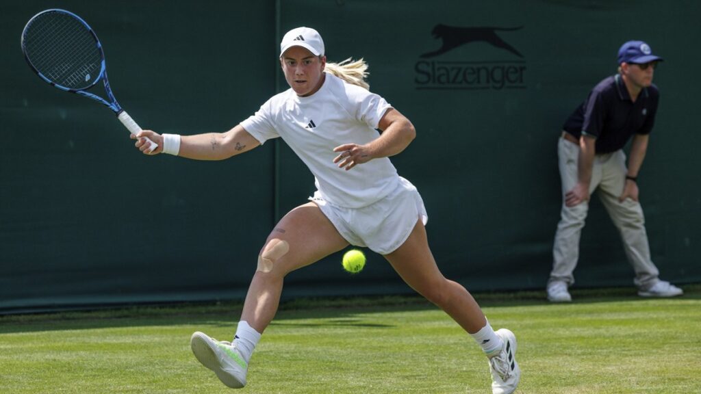 Sonay Kartal golpea de derecha durante un partido, en la nota sobre la Sonay Kartal final Wuhan tras vencer a Jelena Ostapenko