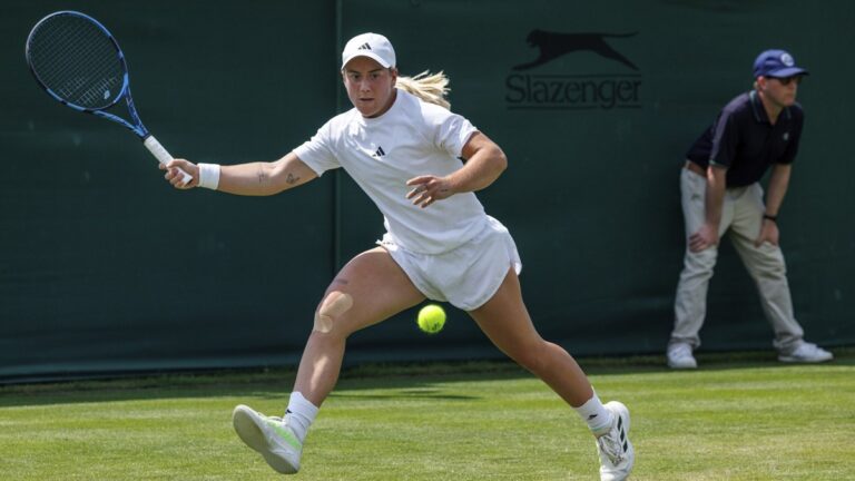 Sonay Kartal golpea de derecha durante un partido, en la nota sobre la Sonay Kartal final Wuhan tras vencer a Jelena Ostapenko