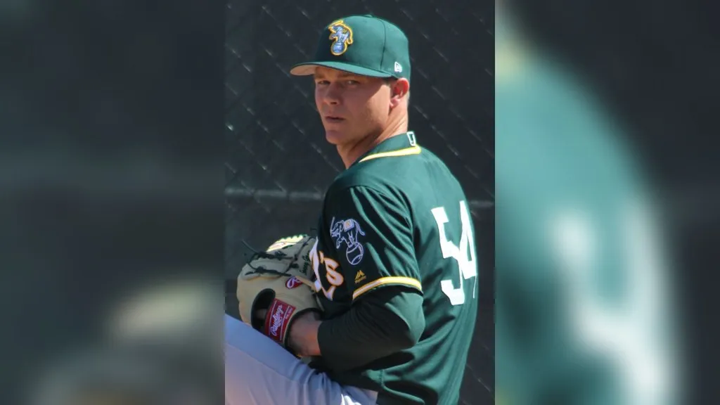 Sonny Gray con el uniforme de Oakland, el lanzador que rechazó la opción de Boston y quedó agente libre