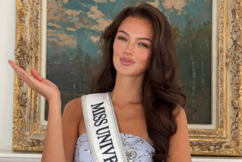 Sophia Maria Osako con la banda de Miss Universe, la reina checa que renuncia a Miss Universo 2026