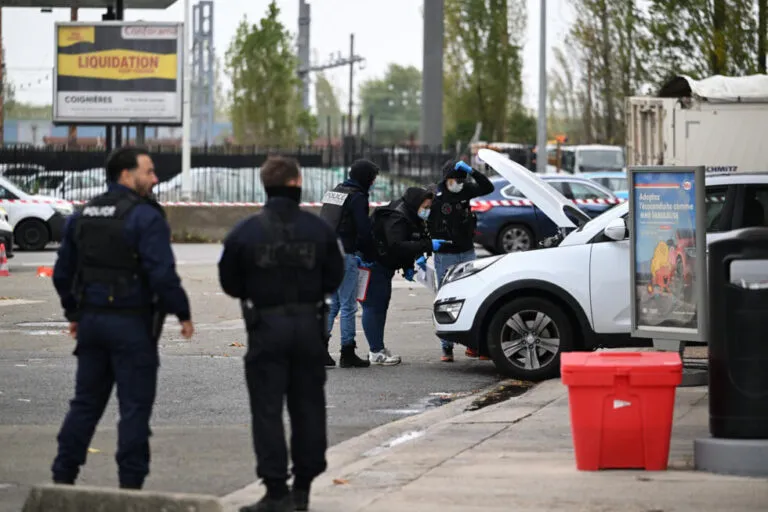 Atentado de Trappes: policías franceses inspeccionan un vehículo en la escena del tiroteo a las afueras de París