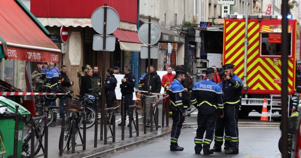 Policías franceses custodian la calle de Enghien tras el tiroteo en París junto al centro cultural kurdo