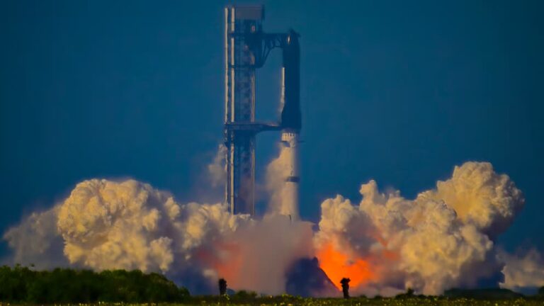 Un cohete Starship de SpaceX despegando entre nubes de humo, ejemplo de los lanzamientos de Starship