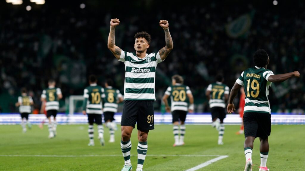 Luis Javier Suárez celebra un gol con el Sporting de Portugal en la Champions League