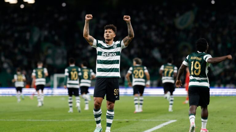 Luis Javier Suárez celebra un gol con el Sporting de Portugal en la Champions League