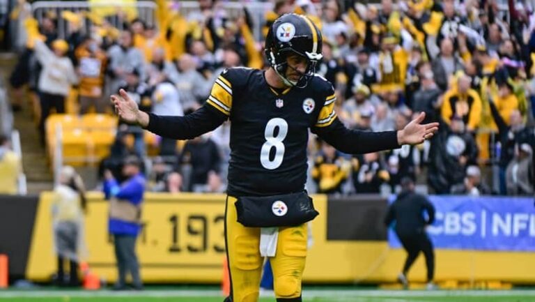 Steelers 26-19 Buccaneers: Aaron Rodgers, con el uniforme negro y el número 8 de los Pittsburgh Steelers, en un partido reciente