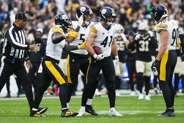 Payton Wilson, de los Steelers, celebra con el balón su intercepción ante los Saints en el partido de la NFL en París, en la nota de los Steelers vencen a los Saints en París