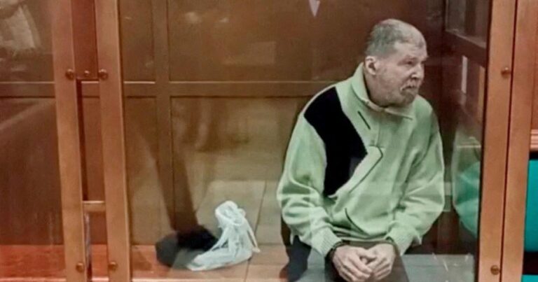 Stephen Hubbard liberado por Rusia: el profesor estadounidense dentro de la cabina de cristal de un tribunal de Moscú en 2024