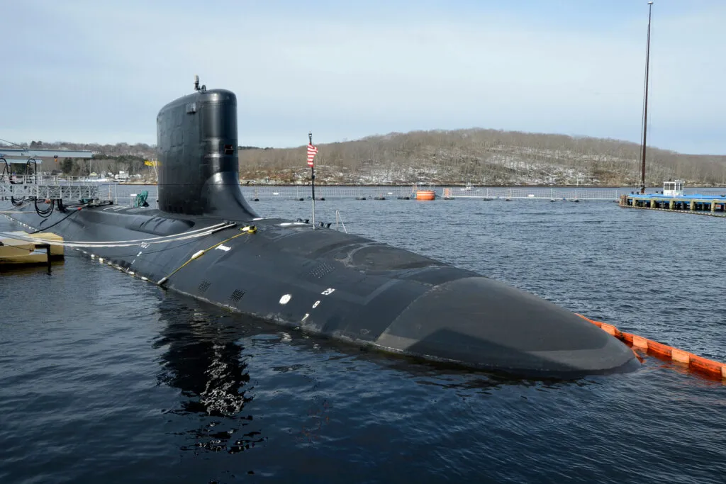 Submarino nuclear en Australia: el USS Colorado (SSN 788), submarino de ataque de la clase Virginia, atracado en puerto con la bandera de Estados Unidos