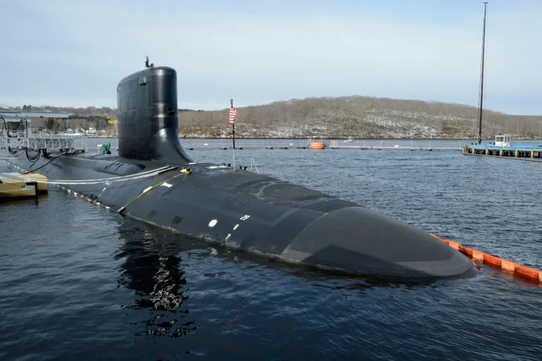 Submarino nuclear en Australia: el USS Colorado (SSN 788), submarino de ataque de la clase Virginia, atracado en puerto con la bandera de Estados Unidos