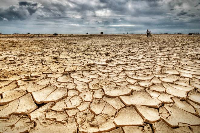 Súper Niño: una llanura de tierra agrietada por la sequía bajo un cielo nublado