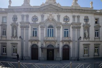 Fachada del Tribunal Supremo de España en Madrid, que mantiene suspendido el voto de los nacionalizados por la ley de nietos