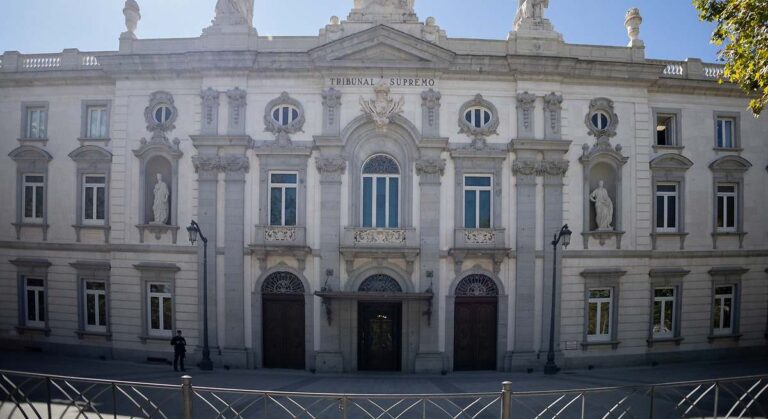 Fachada del Tribunal Supremo de España en Madrid, que mantiene suspendido el voto de los nacionalizados por la ley de nietos
