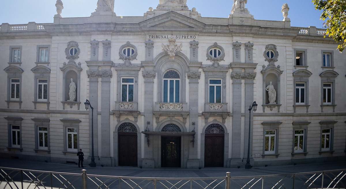 Fachada del Tribunal Supremo de España en Madrid, que mantiene suspendido el voto de los nacionalizados por la ley de nietos