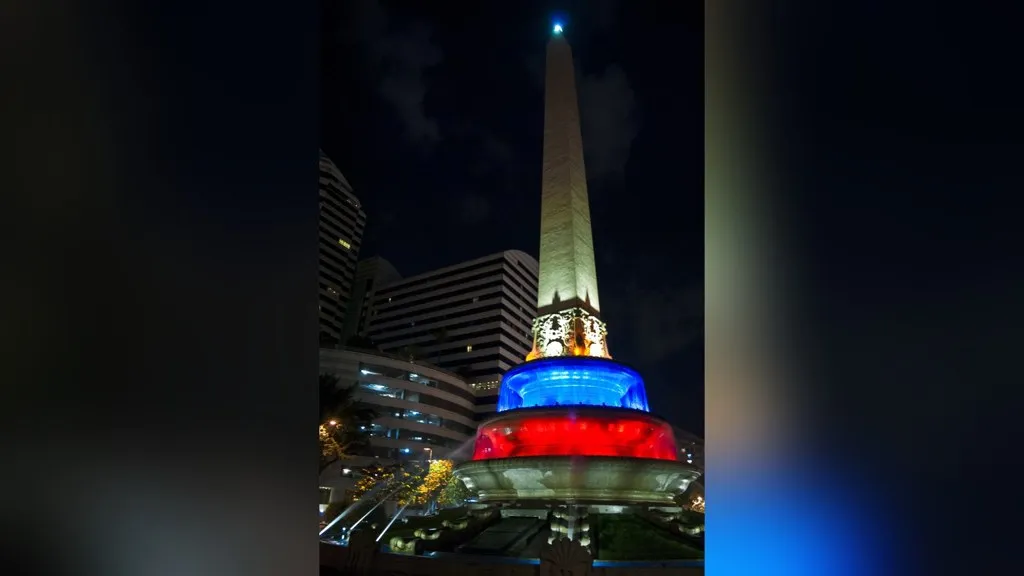 Nocturneando en Chacao: vista nocturna del Obelisco de la Plaza Francia de Altamira, símbolo del municipio