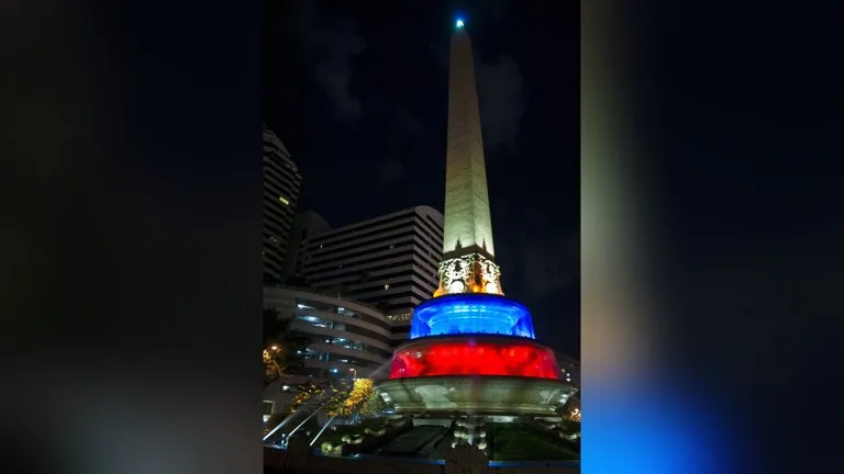 Nocturneando en Chacao: vista nocturna del Obelisco de la Plaza Francia de Altamira, símbolo del municipio