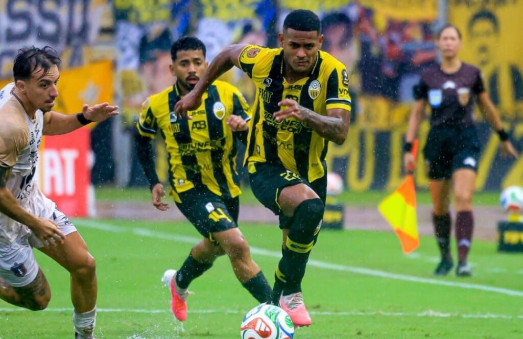 Táchira vence al Caracas: jugadores del Deportivo Táchira disputan el balón en el clásico nacional de la Liga FUTVE