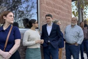 Talarico en Texas vota por anticipado en Austin junto a votantes