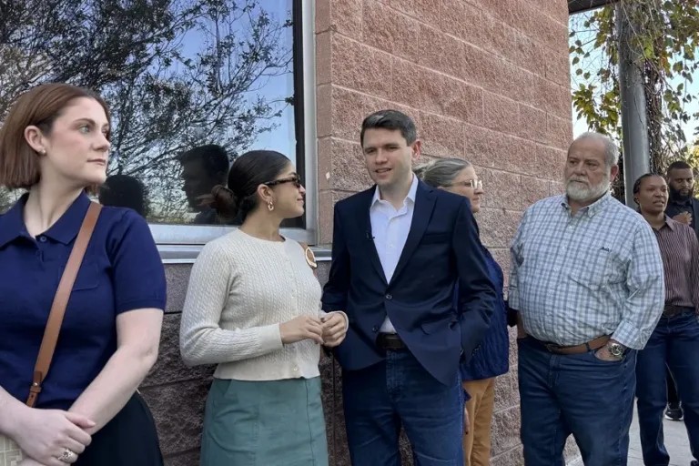 Talarico en Texas vota por anticipado en Austin junto a votantes