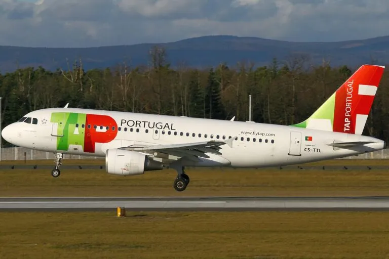 Avión de TAP Air Portugal despegando, la aerolínea que retoma los vuelos directos Lisboa Caracas