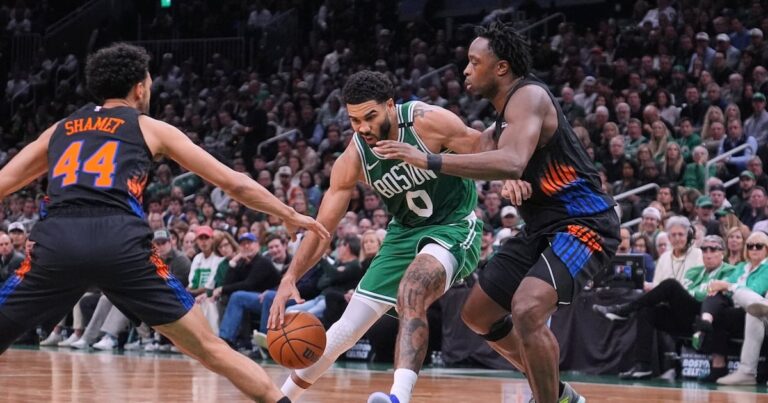 Tatum anota 36 puntos: Jayson Tatum avanza con el balón entre Landry Shamet y OG Anunoby en el Celtics-Knicks del TD Garden