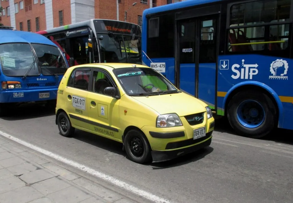 Taxista baleado en Bosa: un taxi amarillo de servicio público en una calle de Bogotá, imagen de archivo de uso libre