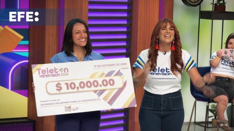 Presentadoras del Teletón Unidos por Venezuela muestran un cheque de 10.000 dólares para el Dividendo Voluntario para la Comunidad en el estudio de Venevisión