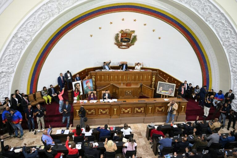 Sesión de la Asamblea Nacional de Venezuela en el hemiciclo del Palacio Federal Legislativo: Televen y Venevisión sin transmisión en directo