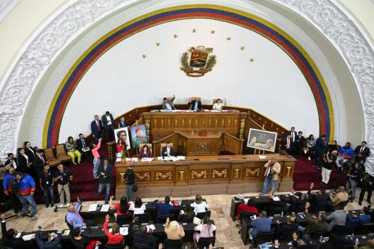 Sesión de la Asamblea Nacional de Venezuela en el hemiciclo del Palacio Federal Legislativo: Televen y Venevisión sin transmisión en directo