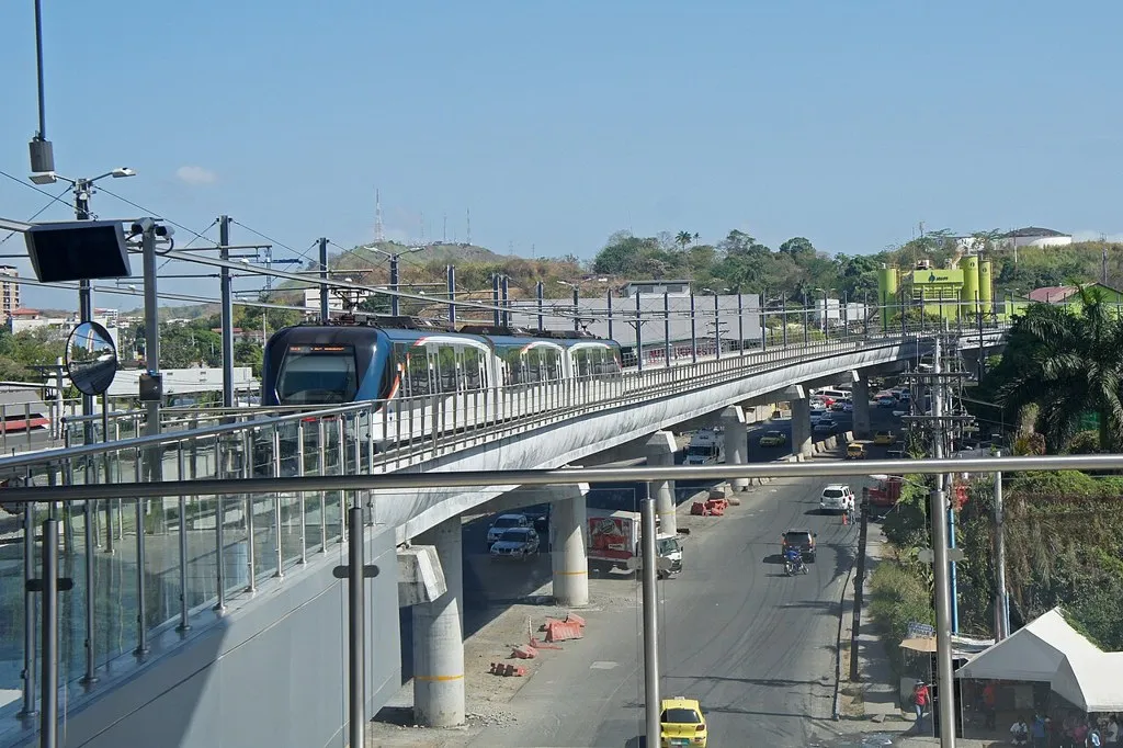 Tren del Metro de Panamá sobre su viaducto elevado, servicio que evacuó estaciones por el temblor en Panamá