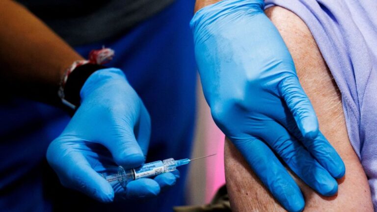 Temporada de gripe temprana en Estados Unidos: aplicación de la vacuna contra la gripe a un paciente