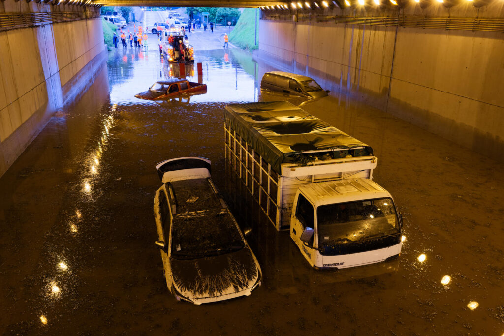 Vehículos sumergidos por las inundaciones en Santiago durante el temporal en Chile