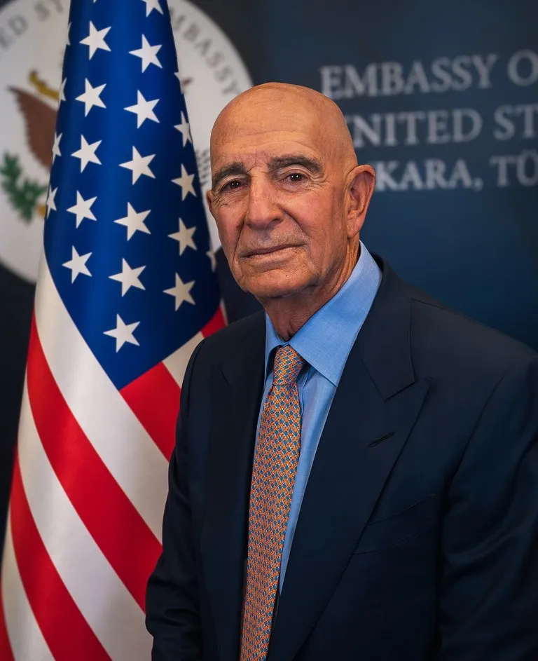 Las tensiones entre Estados Unidos e Irán: Tom Barrack, embajador de EE. UU. en Turquía y enviado especial, en su retrato oficial