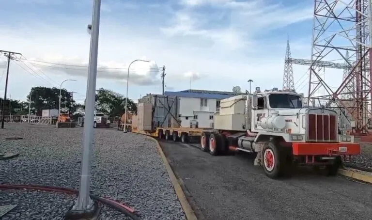 Camión transporta repuestos y equipos para las plantas termoeléctricas de Venezuela a su llegada a una instalación del Sistema Eléctrico Nacional