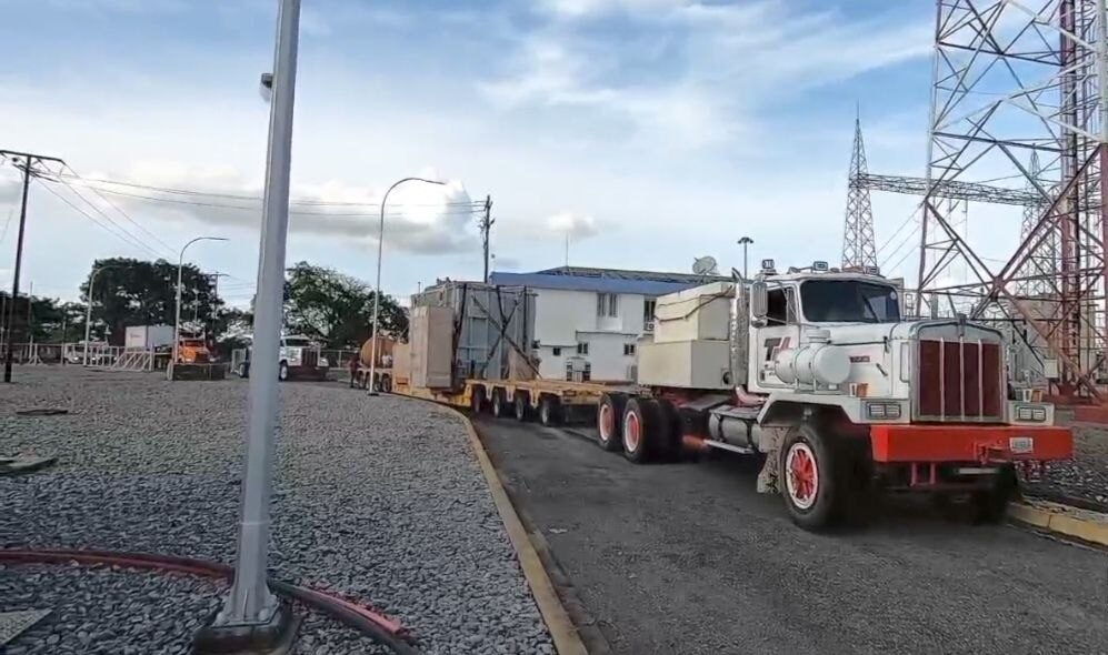 Camión transporta repuestos y equipos para las plantas termoeléctricas de Venezuela a su llegada a una instalación del Sistema Eléctrico Nacional