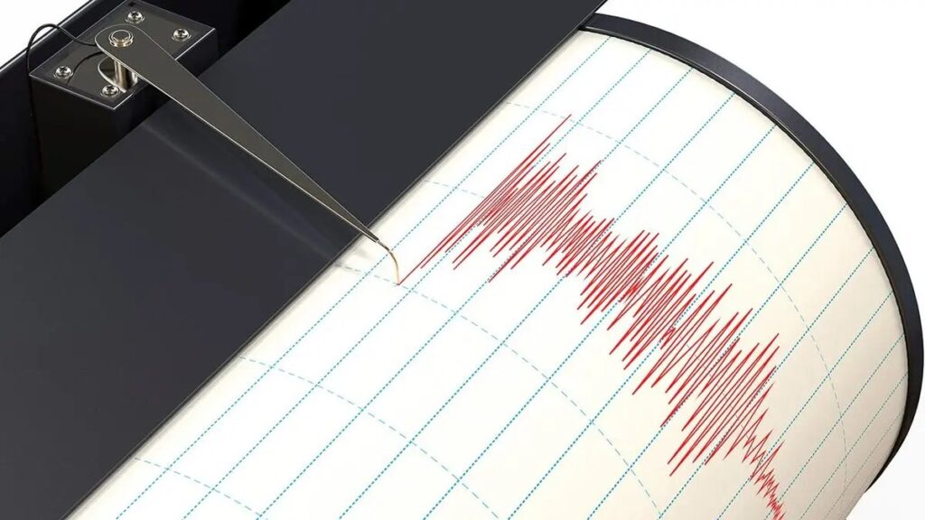 Terremoto de magnitud 7,0 en Japón: tambor de un sismógrafo con el trazo rojo de un fuerte temblor registrado en papel