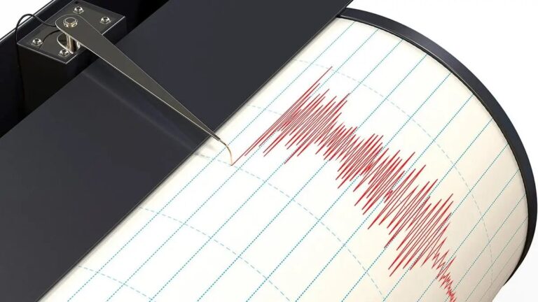 Terremoto de magnitud 7,0 en Japón: tambor de un sismógrafo con el trazo rojo de un fuerte temblor registrado en papel