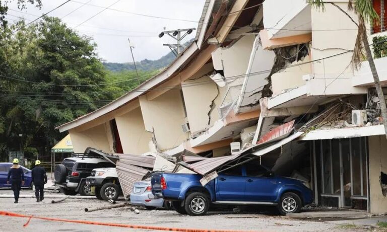 Edificio colapsado por el terremoto en Panamá en la península de Azuero, con vehículos aplastados y rescatistas en el lugar