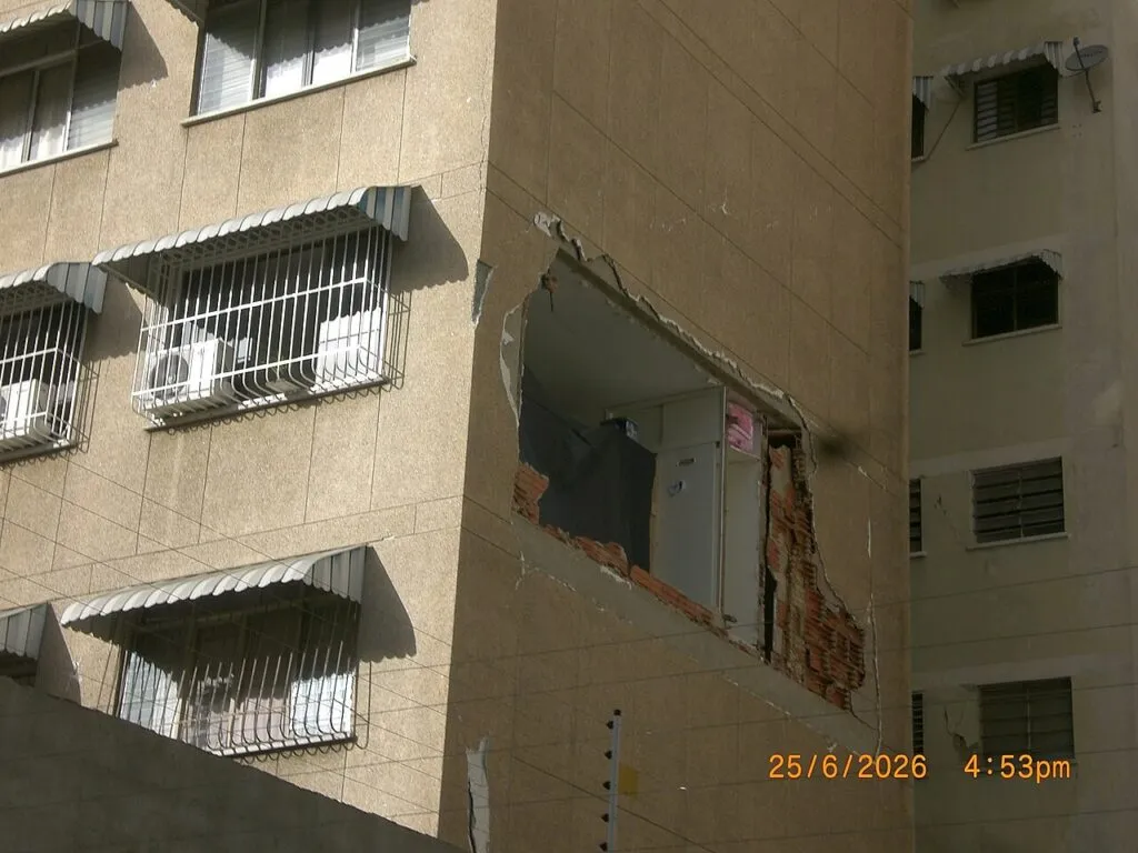 Terremotos en Venezuela: lateral de un edificio de viviendas en Chacao con la pared destruida tras los sismos del 24 de junio de 2026