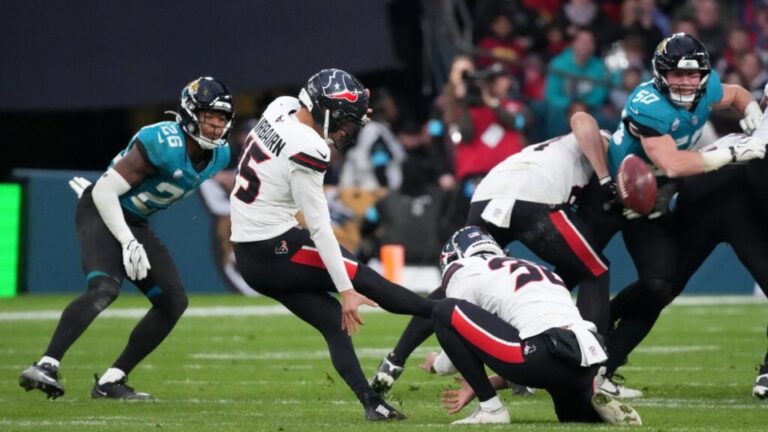 Ka'imi Fairbairn, pateador de Houston Texans, en el gol de campo del partido Texans 34-31 Jaguars en Wembley