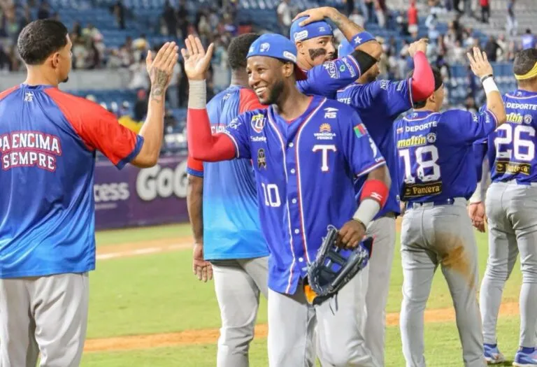 Tiburones de La Guaira: los jugadores escualos celebran en el terreno tras vencer a Magallanes en Valencia por la LVBP