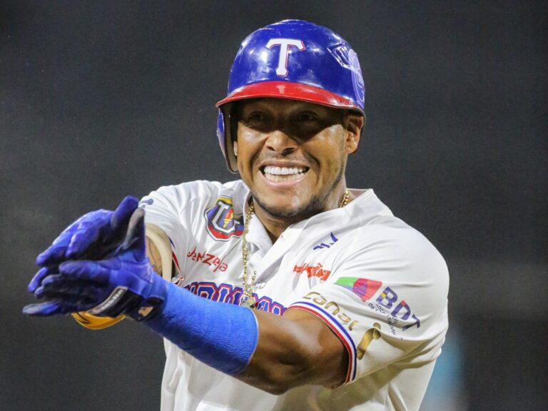 Jugadores de los Tiburones de La Guaira en el juego ante Tigres de Aragua en el que protestaron contra el umpire Leonardo Nieves