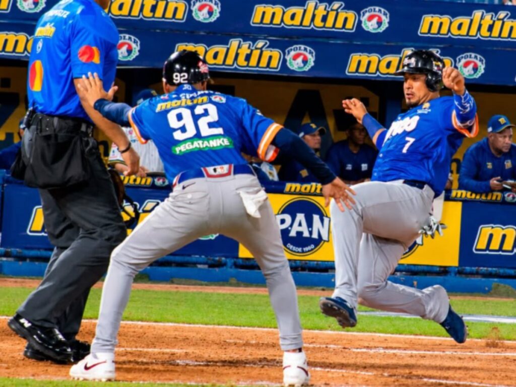 Tigres 5-1 Águilas: jugadores de los Tigres de Aragua celebran tras anotar en el Estadio Luis Aparicio de Maracaibo