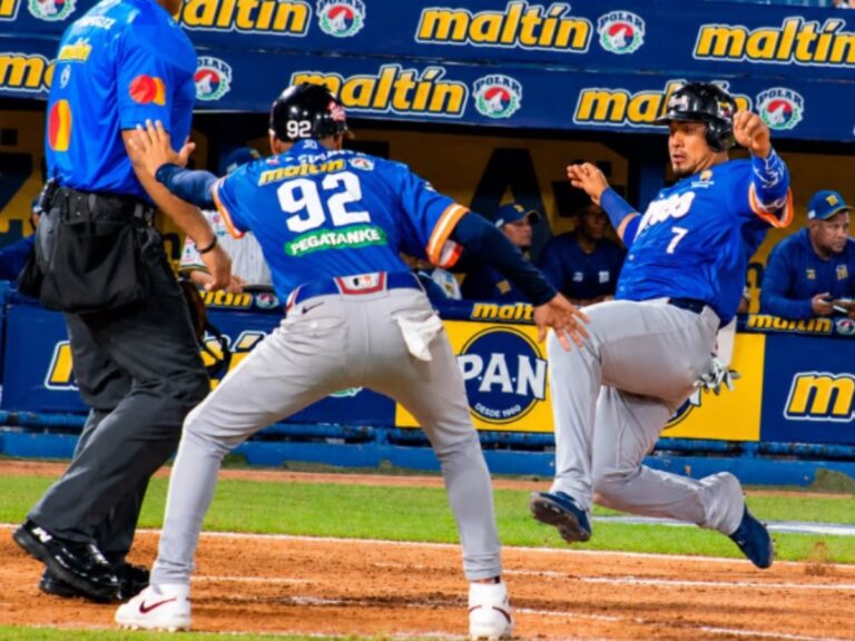Tigres 5-1 Águilas: jugadores de los Tigres de Aragua celebran tras anotar en el Estadio Luis Aparicio de Maracaibo